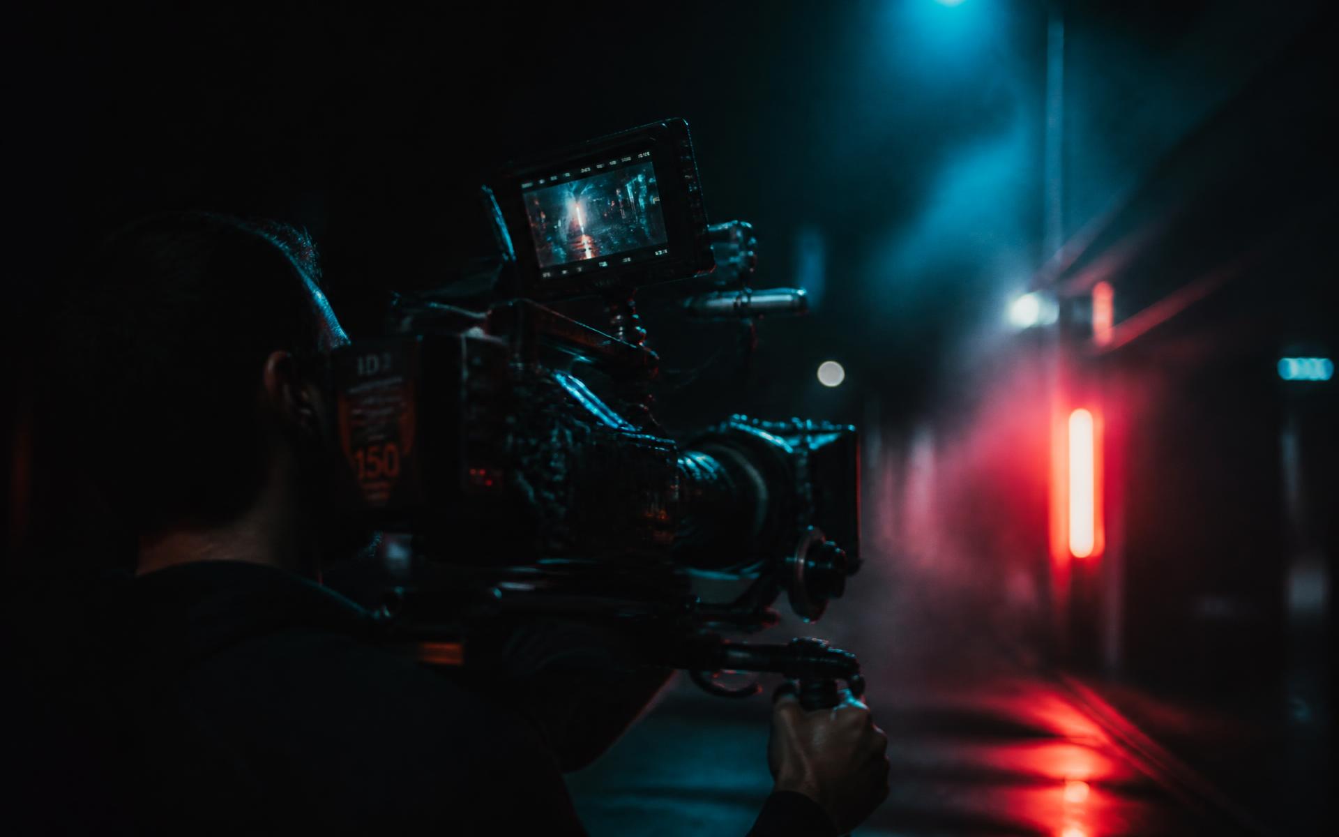 Caméra de cinéma sur un tournage de nuit